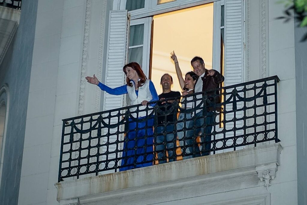 Itai Hagman defendió haber ido al balcón de Cristina Kirchner tras la derrota del peronismo: “En las malas seguimos de pie”