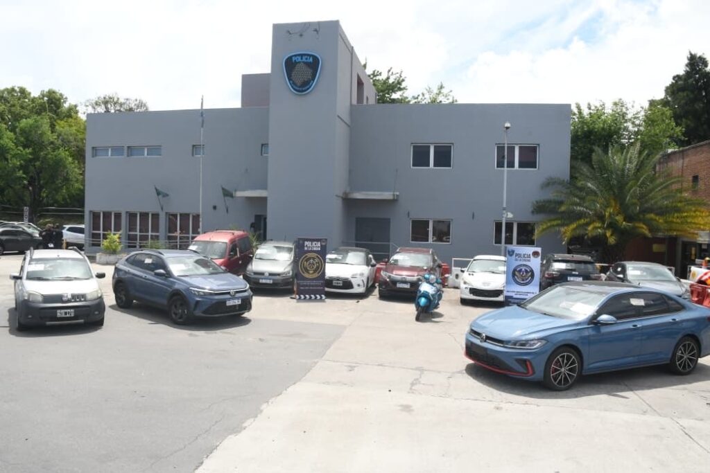 Detuvieron a cinco delincuentes vinculados a salideras bancarias: secuestraron autos 0 km, dólares y oro