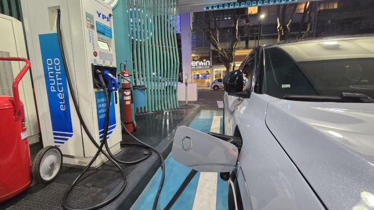Buscan habilitar puestos de cargas para autos eléctricos en las calles de la Ciudad