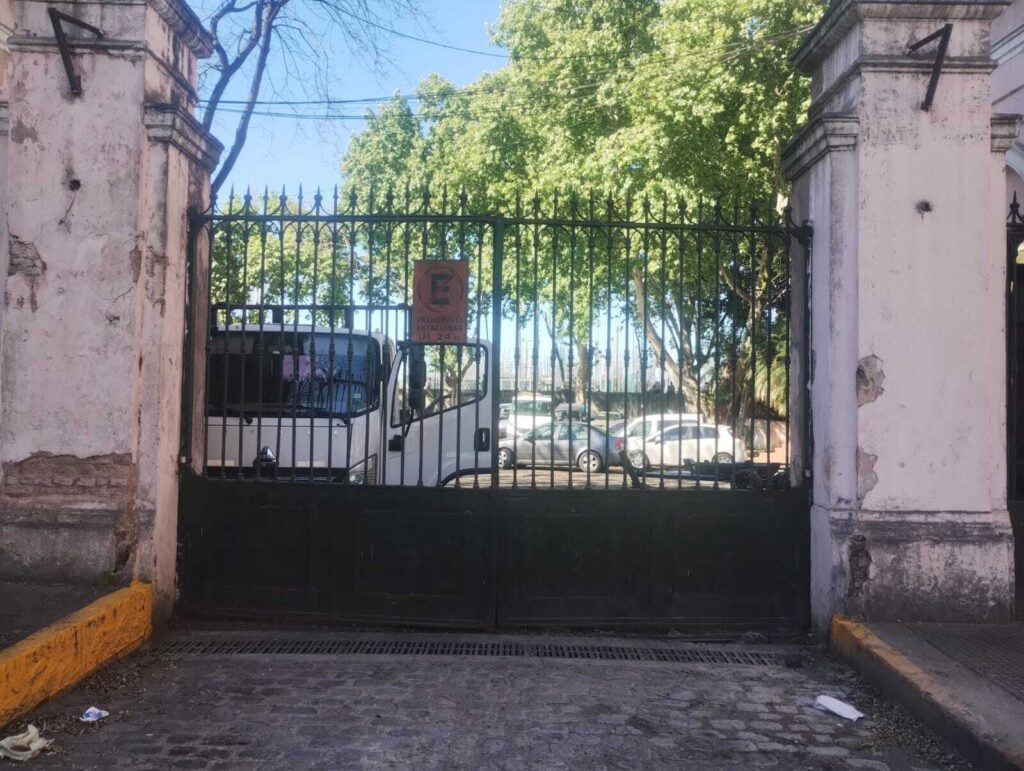 El casco histórico de Mataderos se desangra entre miles de autos abandonados