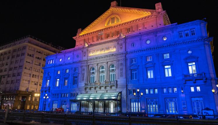 El Colón estrena proyectores LED para su fachada