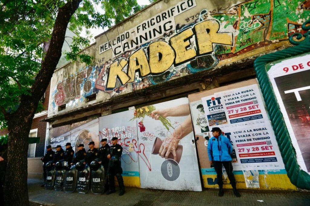 Palermo: desalojaron un ex frigorífico ocupado hace 14 años con “riesgo estructural y ambiental”