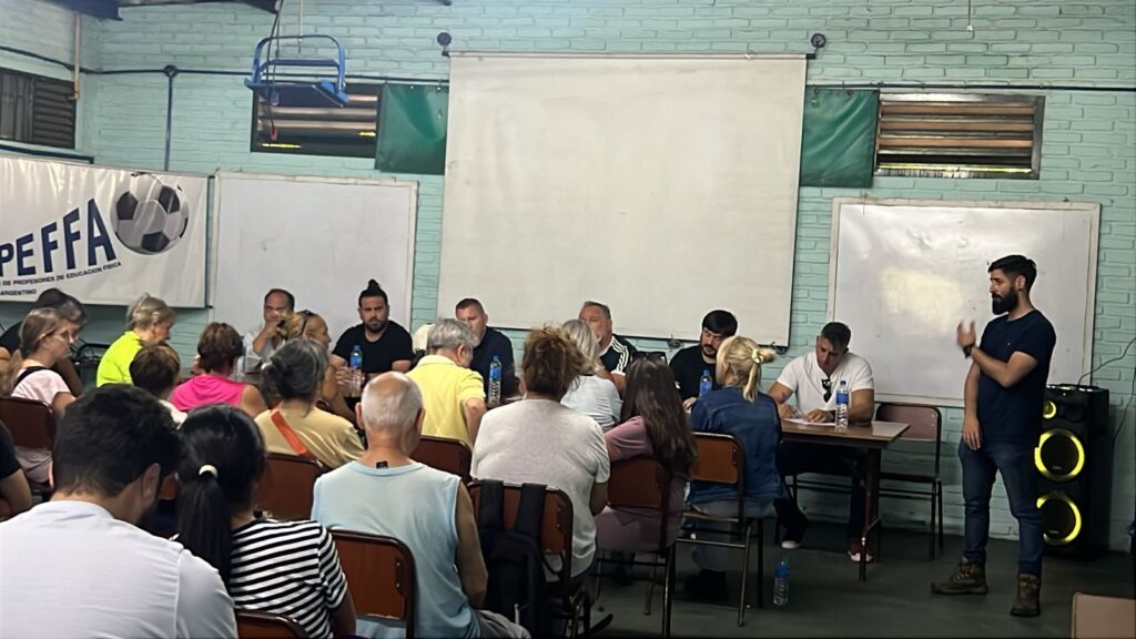 Reunión de vecinos y deportistas con funcionarios porteños por mejoras en el Parque Sarmiento