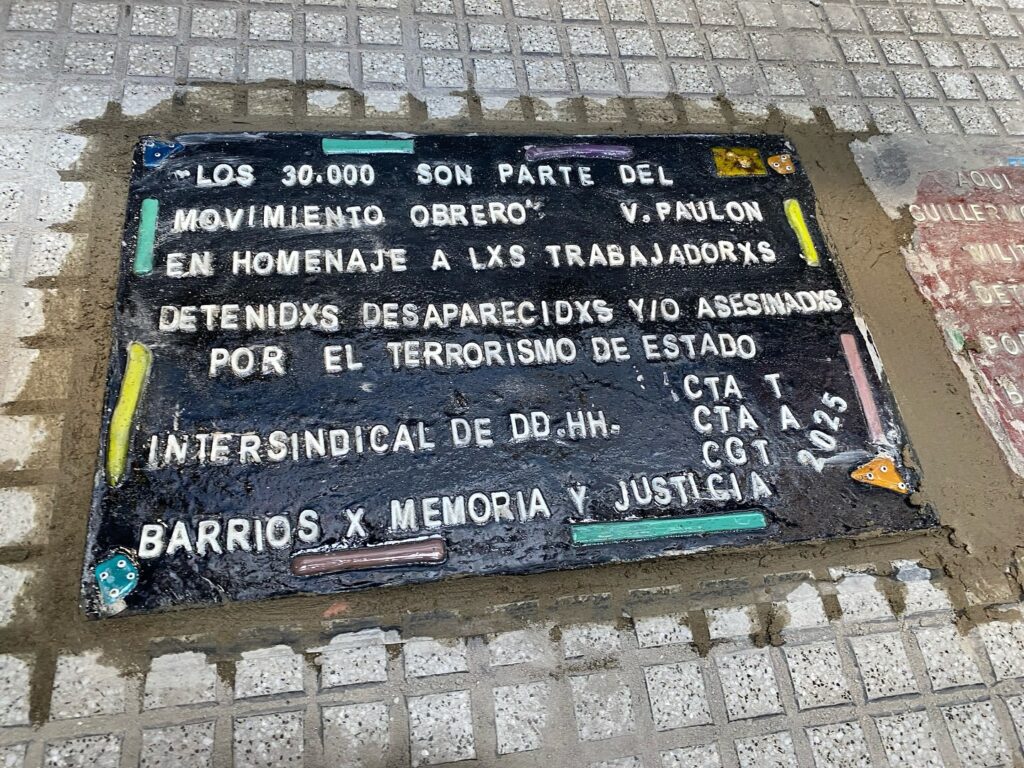 Instalaron una baldosa en homenaje a desaparecidos frente a la Secretaría de Trabajo y Capital Humano hizo la denuncia policial