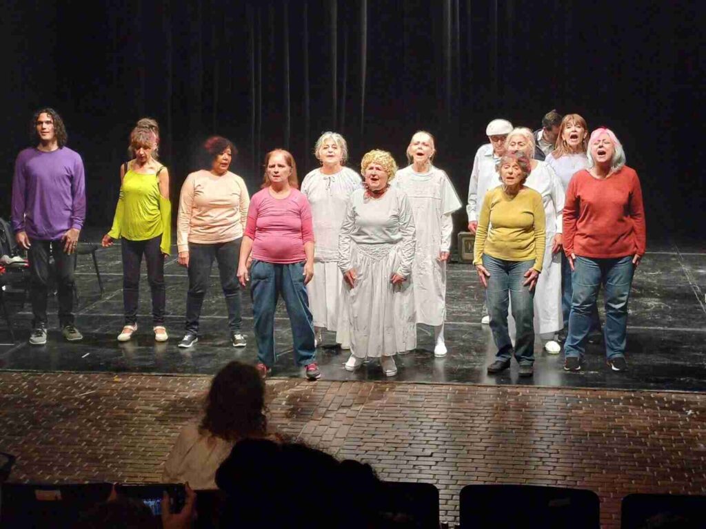 El grupo de teatro comunitario Boedo Antiguo se presenta a la gorra en el Espacio Cultural Marcó del Pont de Flores