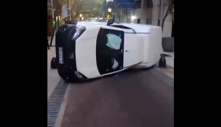 Retiro: una camioneta chocó contra un bolardo y volcó: hospitazlizaron a su conductor