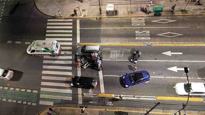 Balvanera: choque entre un auto y una moto en Córdoba y Uriburu