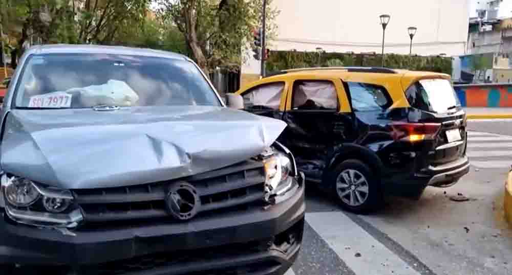 Chocaron una camioneta y un taxi en Medrano y Mitre, hay heridos