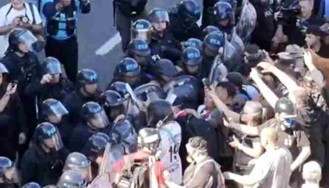 Represión frente al Congreso, en alrededores de Balvanera: 10 heridos y un jubilado aprehendido y luego liberado