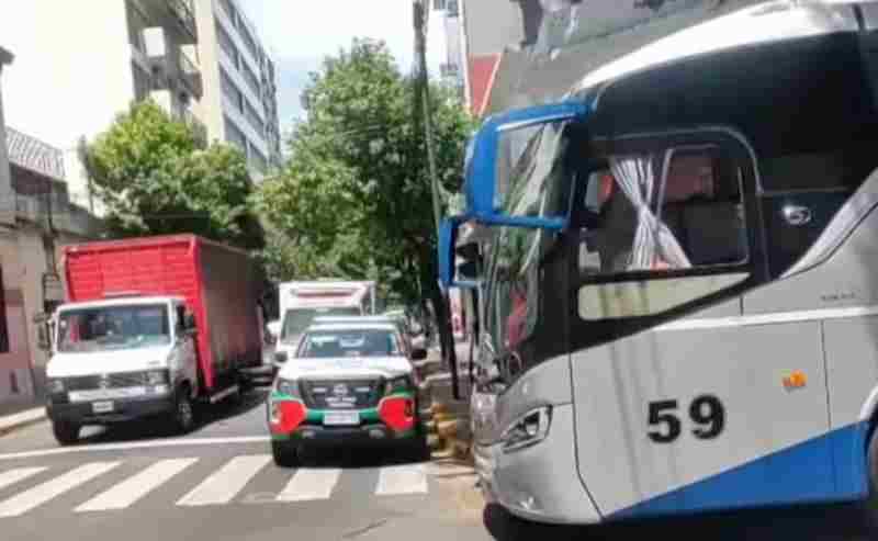 Balvanera: 36 chicos y cuatro adultos asistidos tras el choque de un auto y un micro escolar