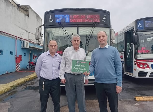 La línea 71 de colectivos fijó un adhesivo en sus unidades por los 100 años del Club Pinocho