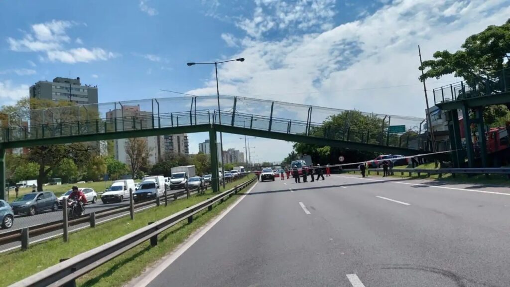 Puente derrumbado por un camión en la avenida General Paz: ya reabrió el tránsito en sentido Río de la Plata y siguen los trabajos en la otra mano