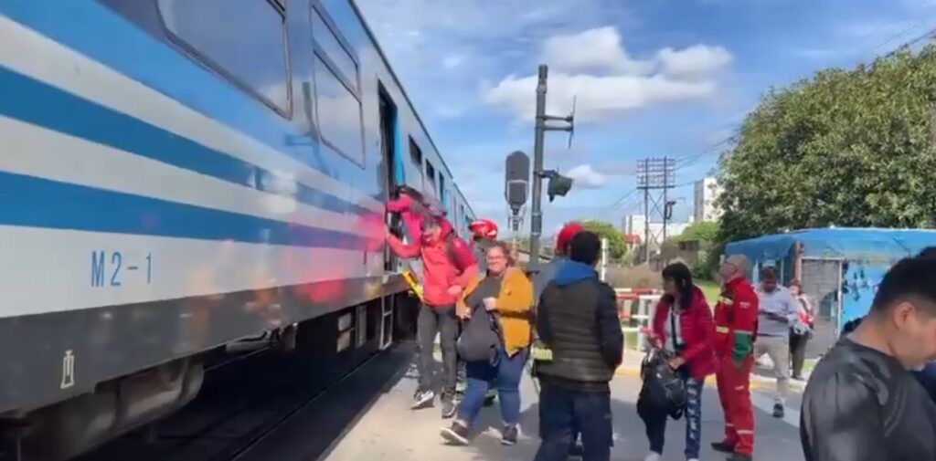 Un hombre murió arrollado por el tren Sarmiento en un paso a nivel de Villa Luro