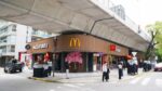Una cadena de hamburguesas inauguró un nuevo local en el Barrio Chino