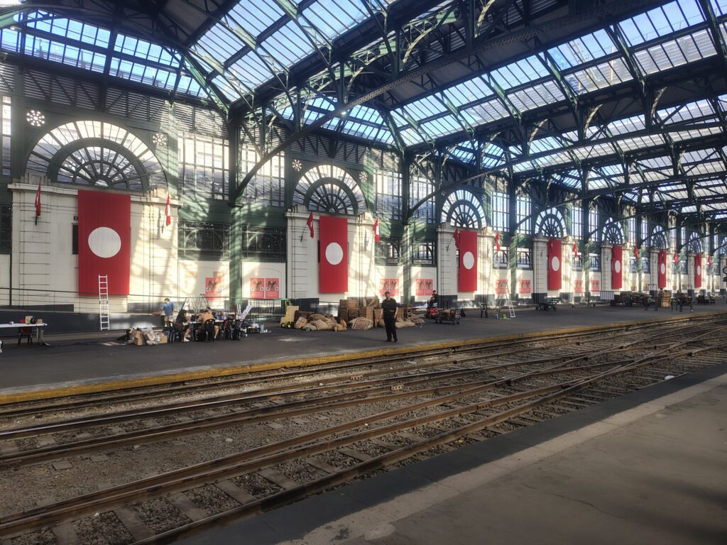 Con una locomotora y banderas, transformaron la estación Constitución en un escenario de la Alemania nazi para la nueva serie del “Chino” Darín