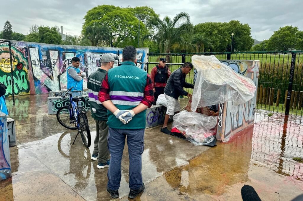 La Ciudad desalojó a unos mil manteros que ocupaban las inmediaciones del Parque Alberdi