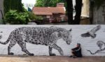 La artista sueca Stina Folkebrandt inauguró un mural en el Pasaje Plutarco, en Coghlan