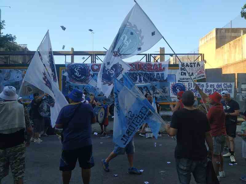 Vecinos y socios del Club Federal San Cristóbal exigen usar el predio de Constitución 2345, como fija la Ley: ya pasaron casi 10 años, la mitad del plazo, y temen por un limbo legal