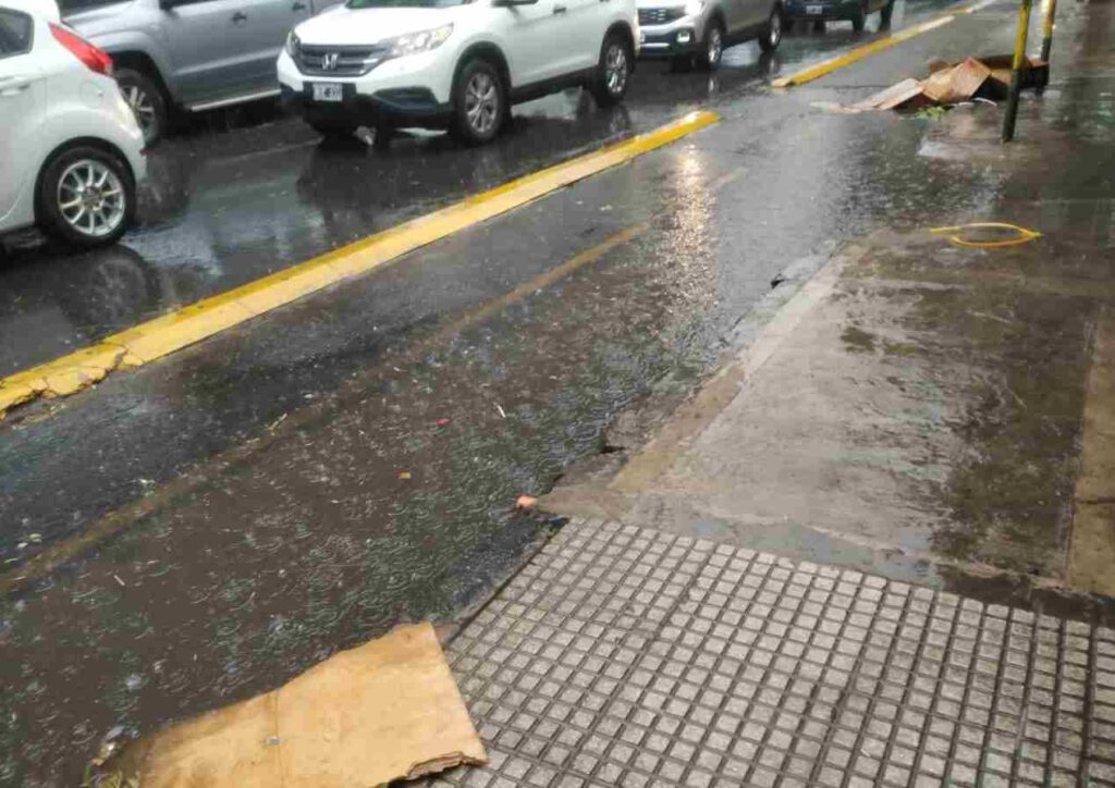 Alerta amarilla por tormentas en CABA: calles anegadas en Almagro