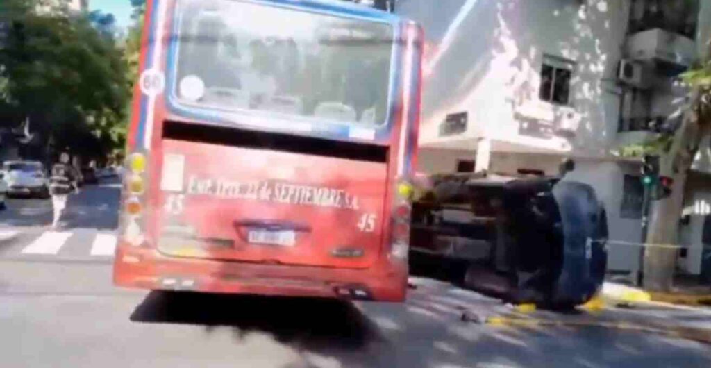 Almagro: al menos 17 trasladados tras un choque y vuelco entre un colectivo y un camión en Colombres y Quito