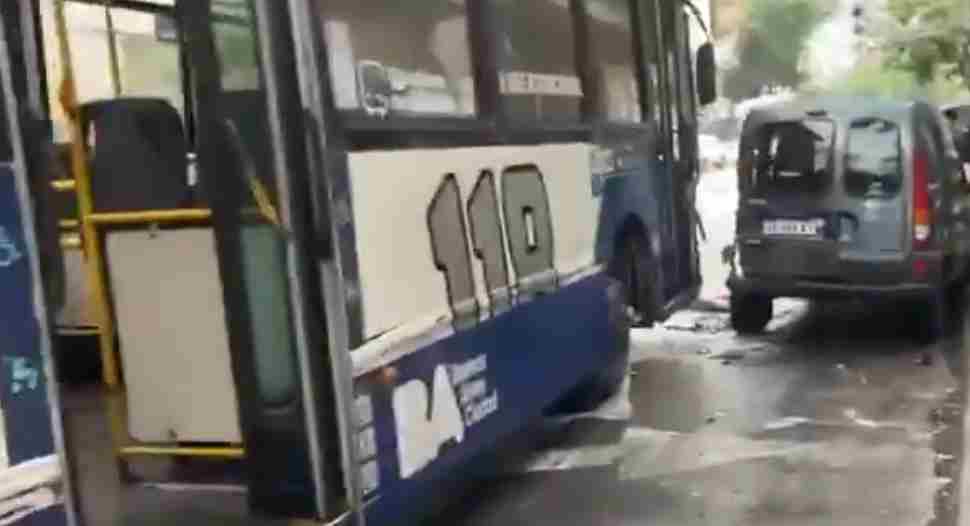 Balvanera: un hospitalizado tras el choque de un colectivo con cuatro autos estacionados