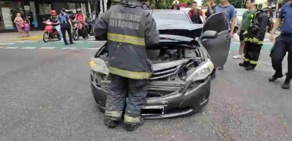 Balvanera: choque entre dos autos en Independencia y Pasco