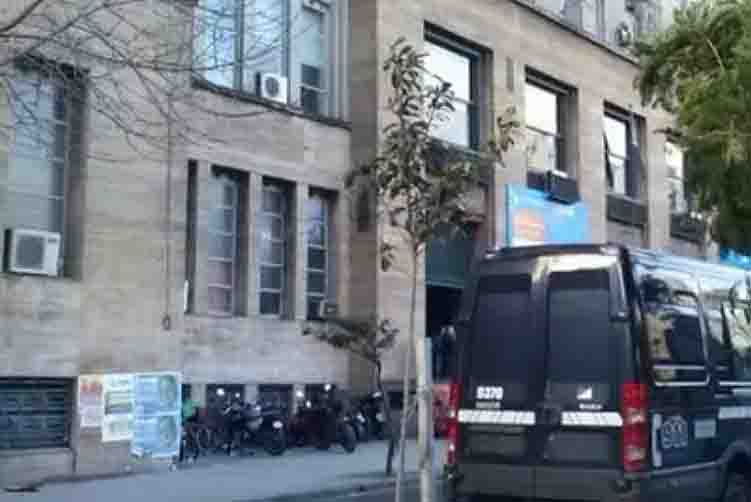 Un estudiante de Medicina cayó por las escaleras desde el séptimo piso y falleció