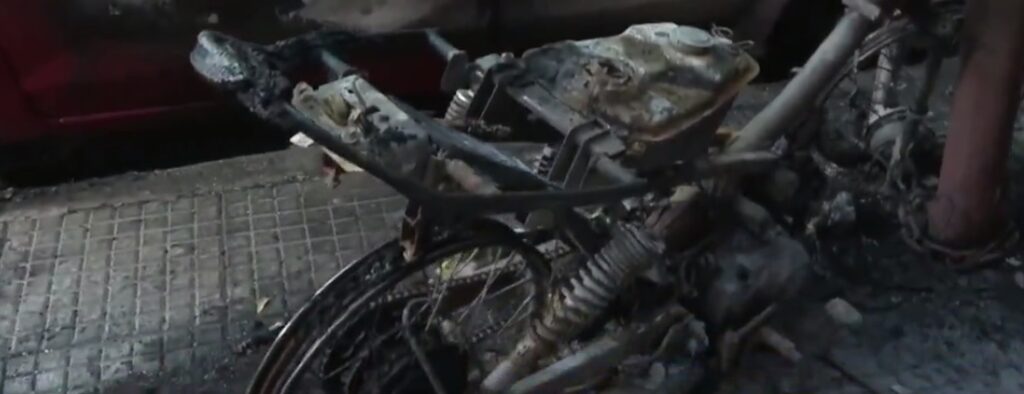 Buscan al pirómano de Flores que incendió dos autos y dos motos