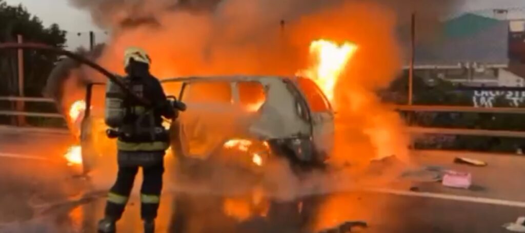 Se incendió un auto en 9 de Julio Sur y Suárez: un herido