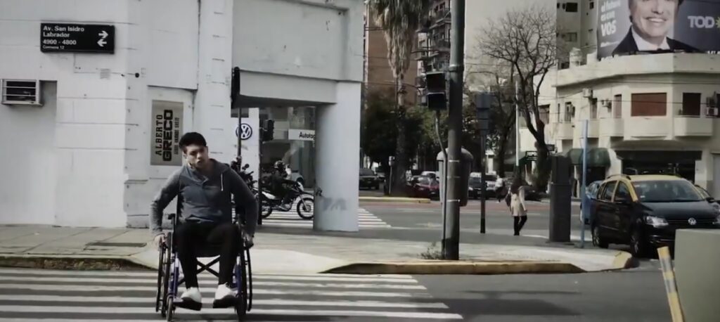 Video: Enrique Piñeyro dilvugó un sangriento corto para señalar los problemas de accesibilidad y la planificación urbana en Saavedra