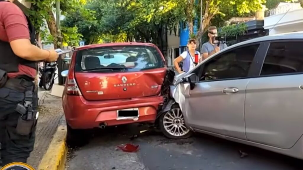 Palermo: manejaba borracho y con la pierna enyesada, embistió tres autos estacionados y se atrincheró
