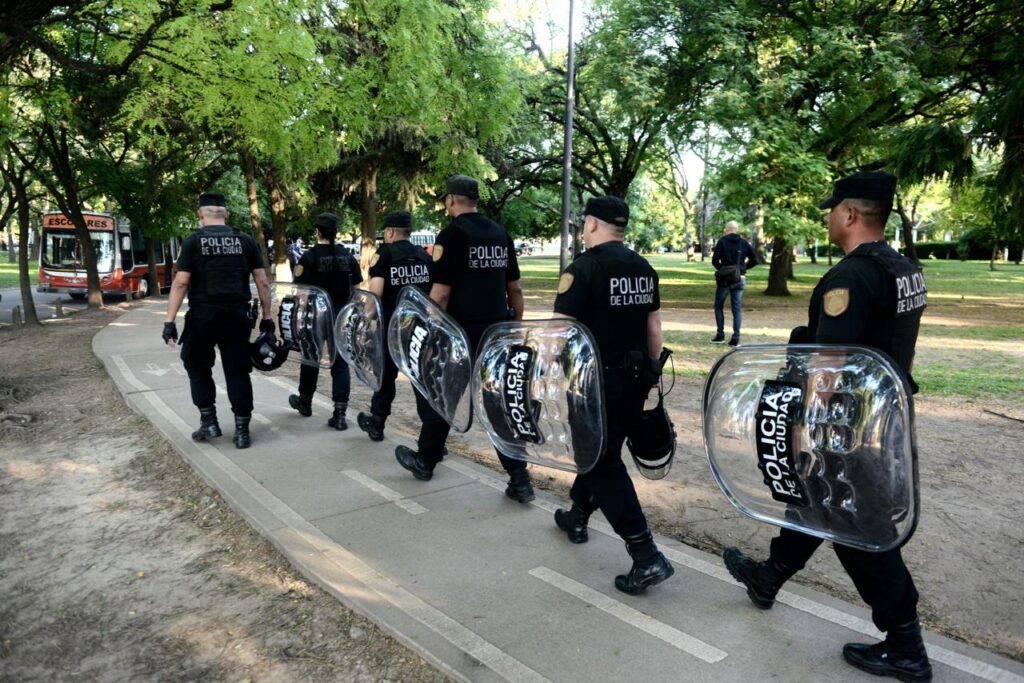 Con el ministro de Seguridad y el jefe de Gabinete, la policía desalojó a feriantes del Parque Carlos Mugica: algunos ya habían sido expulsados del Parque Saavedra