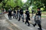 Con el ministro de Seguridad y el jefe de Gabinete, la policía desalojó a feriantes del Parque Carlos Mugica: algunos ya habían sido expulsados del Parque Saavedra