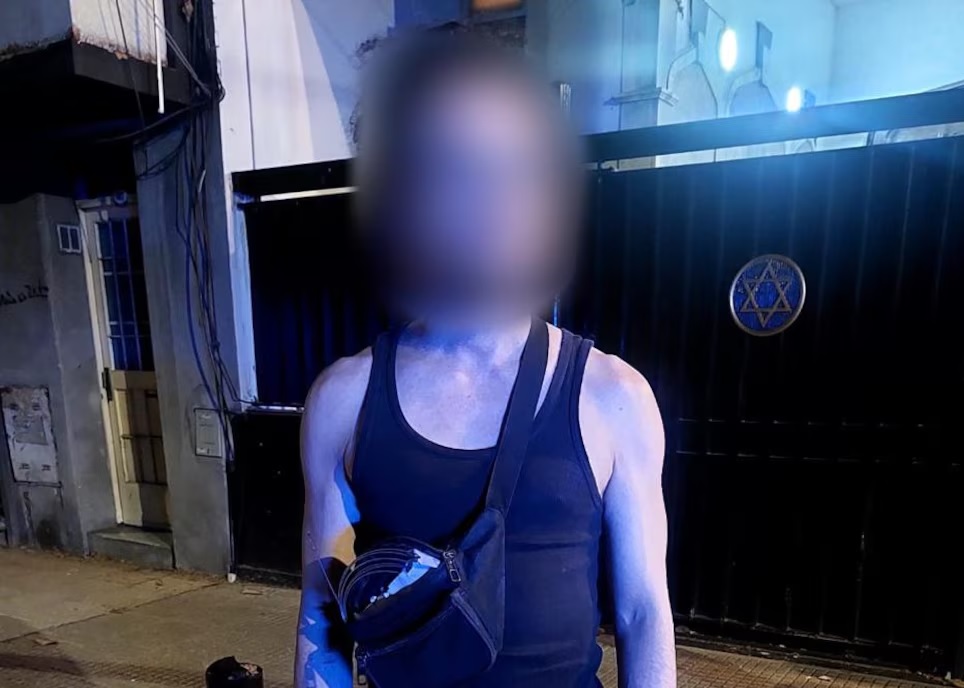 Villa Crespo: detuvieron a un hombre acusado de emitir expresiones antisemitas frente a un templo judío