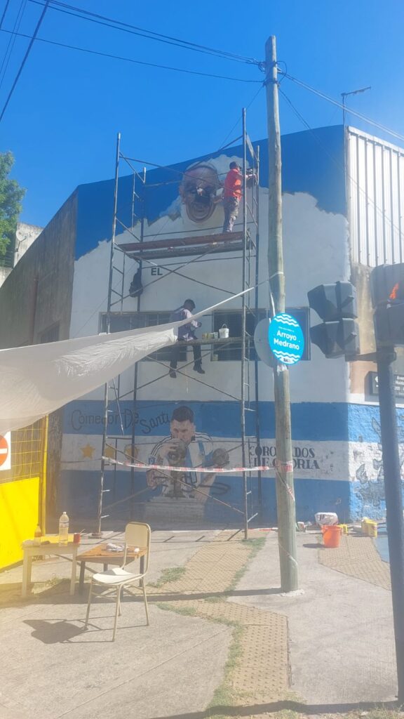 El Papa junto a Messi: pintan un mural de Francisco a metros del puente ferroviario de Ruiz Huidobro