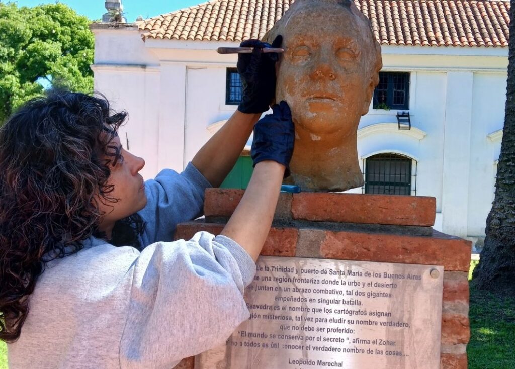 El Museo Saavedra avanzó en la conservación de las esculturas de su jardín histórico
