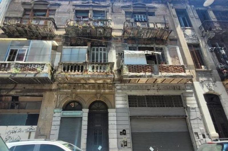 Patrimonio en peligro: La Policía de la Ciudad desalojó un edificio de Monserrat que estaba tomado hace 11 años