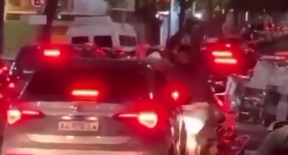 Gas pimienta, un parabrisas roto y violencia vial en el Abasto: pelea entre un automovilista y motociclista