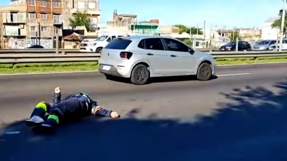 Accidente en la General Paz: un helicóptero del SAME aterrizó de emergencia para asistir a dos motociclistas