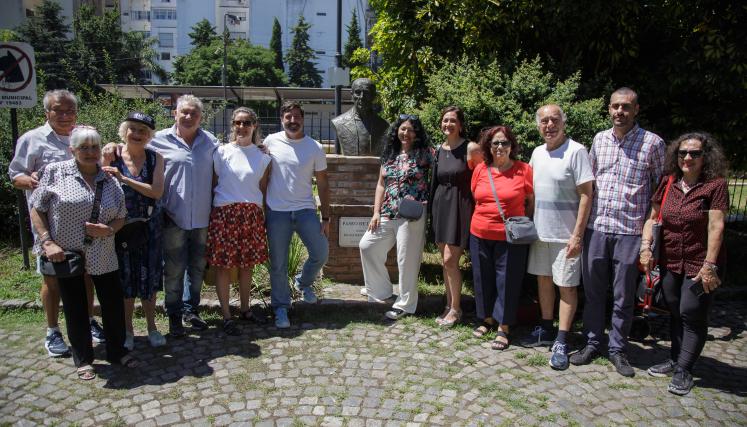 La Ciudad inauguró la primera escultura en homenaje a Favaloro
