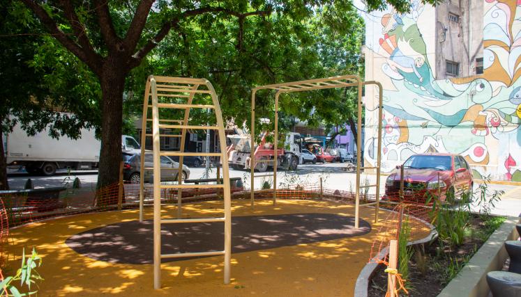 Caballito: la Plazoleta José Bonifacio y Centenera con juegos y una huerta