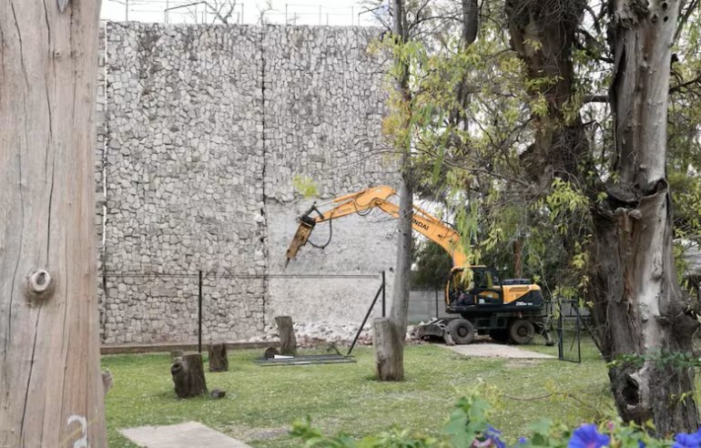 Pese a los reclamos empezó la demolición de la Palestra Nacional de Andinismo