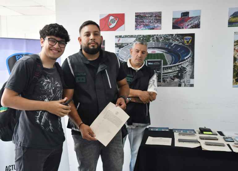 La Policía de la Ciudad devolvió a sus dueños nueve celulares robados
