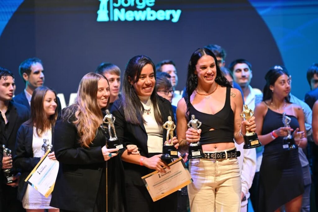 Las Murciélagas y la nadadora Macarena Ceballos ganaron el Jorge Newbery de oro