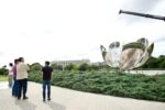 Recoleta: montaron el último pétalo de la Floralis Genérica tras el viaje en barcaza