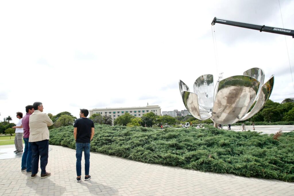 Recoleta: montaron el último pétalo de la Floralis Genérica tras el viaje en barcaza