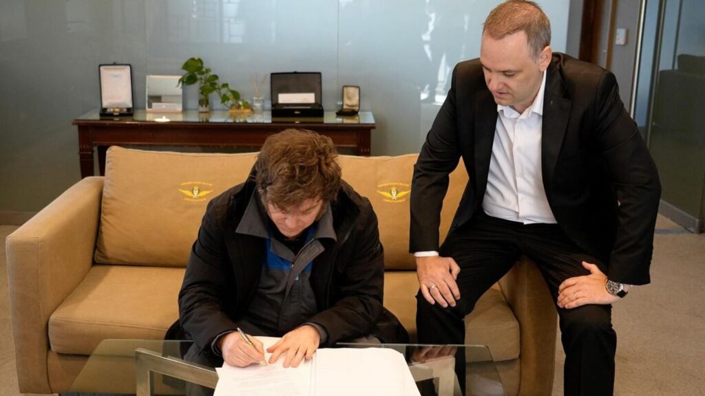 Javier Milei aterrizó en Aeroparque y firmó el proyecto de Ley de la reforma laboral para que la vote el Congreso