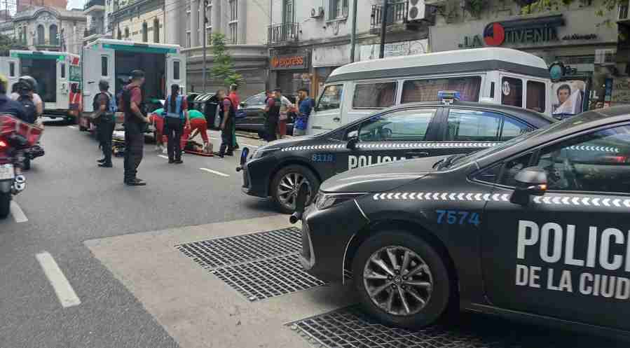 Almagro: choque entre una traffic y una bicicleta en Rivadavia y Bulnes, el ciclista fue hospitalizado
