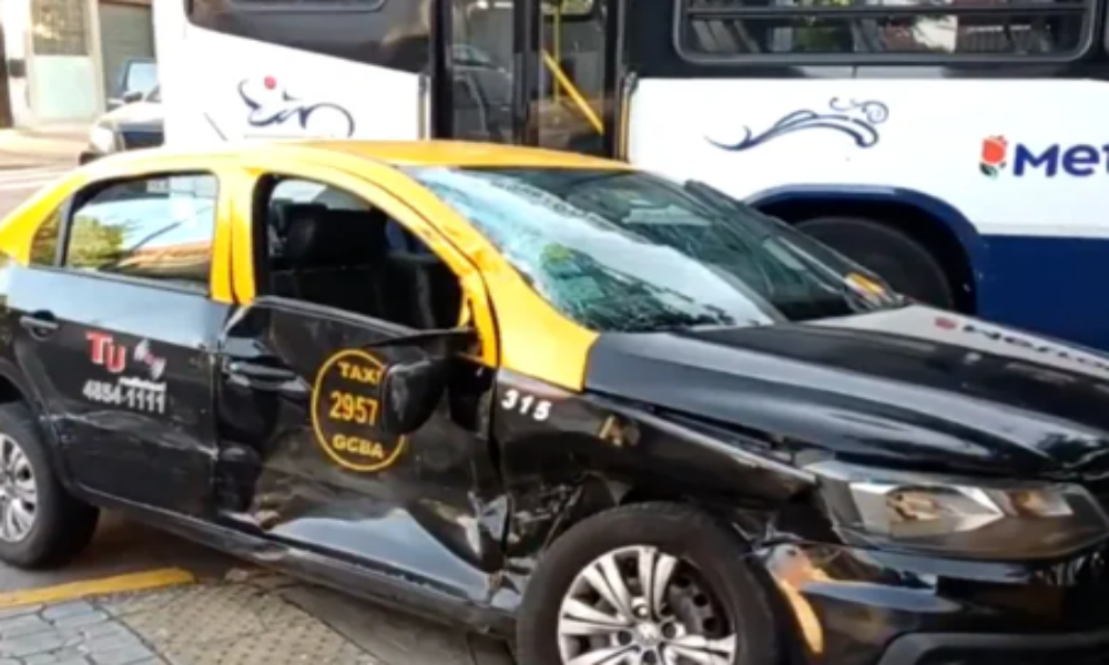 Choque entre un taxi y un colectivo en Barracas dejó tres heridos