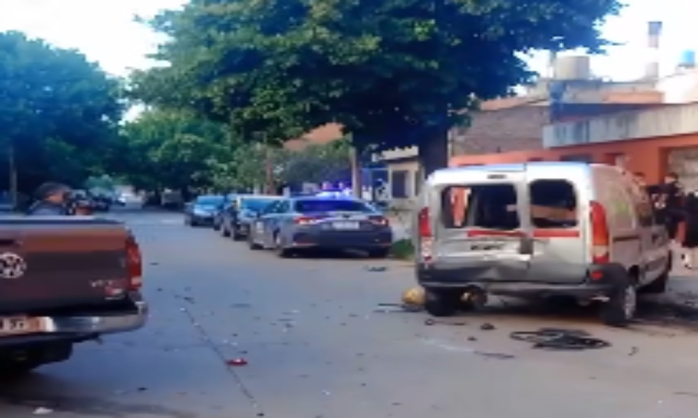 Accidente en Echeandía 6600, Villa Lugano: Amarok choca Kangoo y poste sin heridos graves